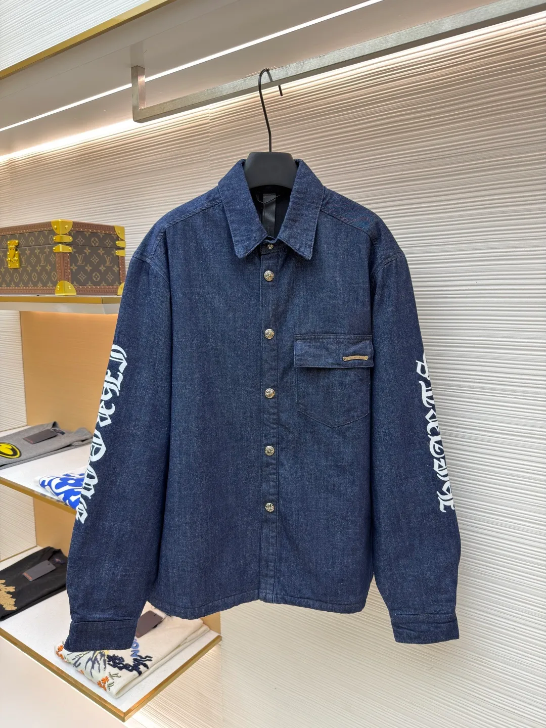 Chrome Hearts Denim Shirt Cotton Clothes ●Item No.: 1682230-C00 ●Fabric: Pure cotton twill denim fabric ●Technology: Glue printing ●Color: Blue ●Version: Fitted version ●Weight: about 930 grams ●Size: S-M-L ●Description: The original domestic stock was purchased for 3.4W. The development cost is extremely high, and the fabric is made of high-density pure cotton twill denim material imported from Italy. According to the original color matching and washing water test, the jacquard lining is tested N times and the minimum order is one thousand meters. The loss is huge. The quilting is made of Xinjiang cotton, which is thick and warm. The printing is based on the original version using hand-made glue printing, and the accessories collar label is made of imported lambskin. The overall wiring is straight and delicate, the fabric is comfortable and soft, and the color is consistent without color difference. It can be matched with the same style to create a fashionable look and control various occasions. Customized accessories, complete with three standards, same style for men and women!